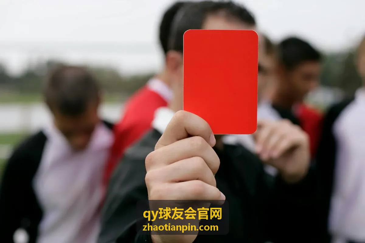 qy球友会官网 平台上的球友在灯光球场集合准备开赛